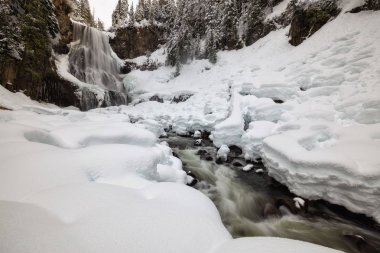 Şelale beyaz bir karlı gün boyunca güzel Kanada kış manzara. Alexander Falls, Whistler ve Squamish, Vancouver, Bc, Kanada kuzeyindeki yakınındaki alınan.