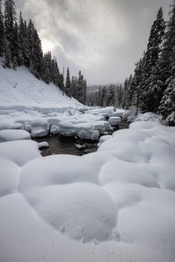 Bir bulutlu gün boyunca dağ vadisinde güzel Kanada kış manzara. Yürüyüşe Alexander Falls, Whistler yakınındaki ve Squamish, Kuzey Vancouver, Bc, Kanada için alınan.