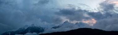 Çarpıcı ve dramatik Kanada manzara panoramik dağ zirveleri bulutlu bir gün batımı sırasında. Tantalos uyanık Squamish ve Whistler, Kuzey Vancouver, Bc, Kanada yakın çekilmiş.