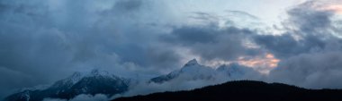 Çarpıcı ve dramatik Kanada manzara panoramik dağ zirveleri bulutlu bir gün batımı sırasında. Tantalos uyanık Squamish ve Whistler, Kuzey Vancouver, Bc, Kanada yakın çekilmiş.