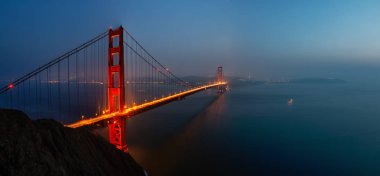 Golden Gate Köprüsü güzel panoramik manzaralı puslu bir gün batımı sırasında. San Francisco, California, Amerika Birleşik Devletleri'nde çekilen.