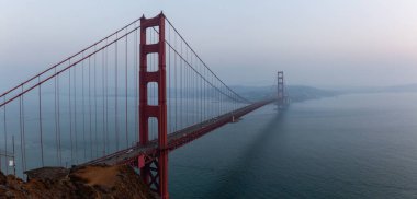 Golden Gate Köprüsü güzel panoramik manzaralı puslu bir gün batımı sırasında. San Francisco, California, Amerika Birleşik Devletleri'nde çekilen.