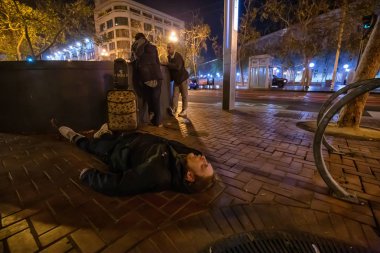 San den, California, Amerika Birleşik Devletleri - 16 Kasım 2018: Sarhoş adam sokakta geceleri kendinden geçti.