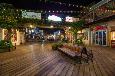 San den, California, Amerika Birleşik Devletleri - 16 Kasım 2018: Pier 39 gece süre boyunca şehir City.