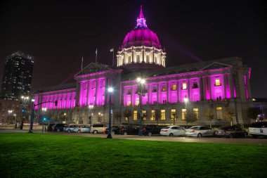 San den, California, Amerika Birleşik Devletleri - 16 Kasım 2018: San Francisco City Hall Şehir gece süre içinde.