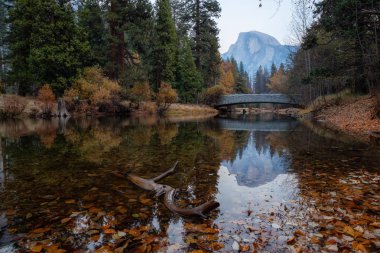 Güzel Amerikan manzara içinde Yosemite Milli Parkı, California, Amerika Birleşik Devletleri. Sonbahar sezonu canlı bir gün batımı sırasında alınan.