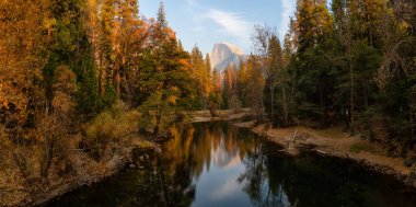 Güzel Amerikan manzara içinde Yosemite Milli Parkı, California, Amerika Birleşik Devletleri.