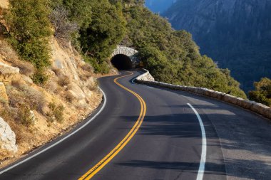 Dağlarla çevrili Vadi Manzaralı bir yolda görünümünü. Yosemite Milli Parkı, California, Amerika Birleşik Devletleri'nde çekilen.