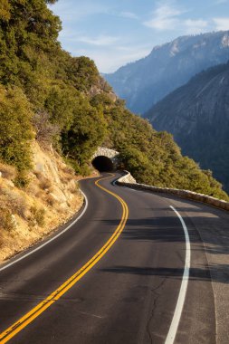 Dağlarla çevrili Vadi Manzaralı bir yolda görünümünü. Yosemite Milli Parkı, California, Amerika Birleşik Devletleri'nde çekilen.