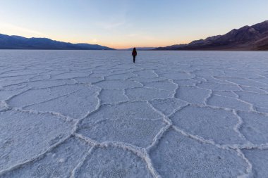 Badwater Havzası, ölüm Vadisi Milli Parkı, California, Amerika Birleşik Devletleri, tuz Pan yürüyen kadın.
