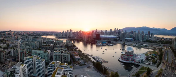 Luchtfoto Uitzicht Van Een Moderne Stad Tijdens Een Zonnige Zomer — Stockfoto