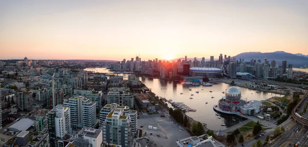 Luftaufnahme Einer Modernen Stadt Bei Einem Sonnigen Sommersonnenuntergang Aufgenommen Downtown — Stockfoto