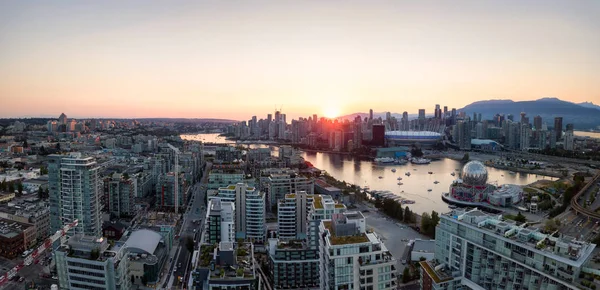 Luchtfoto Uitzicht Van Een Moderne Stad Tijdens Een Zonnige Zomer — Stockfoto