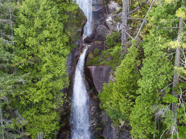 Vackra Flygfoto Över Ett Vattenfall Avlägsen Kanjon Det Kanadensiska Bergslandskapet — Stockfoto