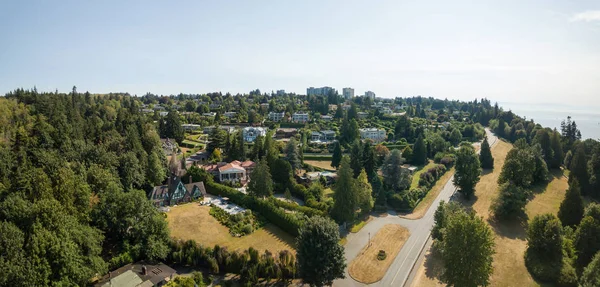 Vista Aerea Una Città Moderna Durante Una Giornata Estiva Soleggiata — Foto Stock