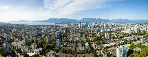 Luchtfoto Uitzicht Van Een Moderne Stad Tijdens Een Zonnige Zomerdag — Stockfoto