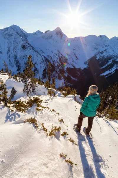 Caucasiano Aventureiro Menina Snowshoeing Topo Uma Montanha Durante Pôr Sol — Fotografia de Stock