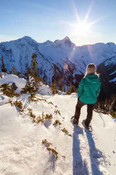 Beyaz Maceracı Kız Bir Dağın Tepesinde Bir Canlı Kış Günbatımı — Stok fotoğraf