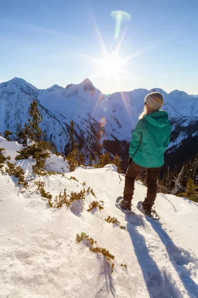 Kaukasisches Abenteuerlustiges Mädchen Beim Schneeschuhwandern Auf Einem Berg Während Eines — Stockfoto