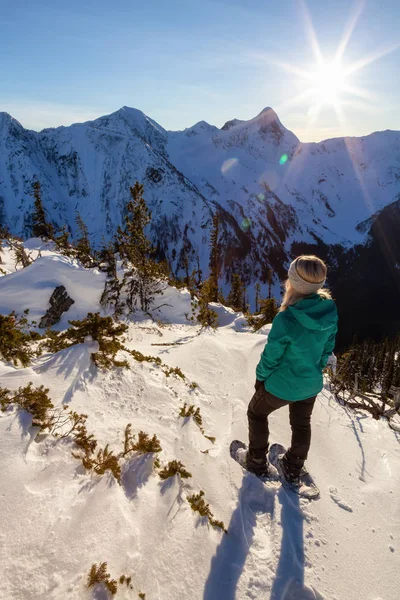 Kaukasisches Abenteuerlustiges Mädchen Beim Schneeschuhwandern Auf Einem Berg Während Eines — Stockfoto