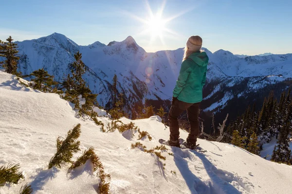 Caucasiano Aventureiro Menina Snowshoeing Topo Uma Montanha Durante Pôr Sol — Fotografia de Stock