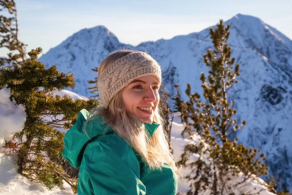 Kaukasisches Abenteuerlustiges Mädchen Auf Einem Berg Während Eines Lebendigen Winteruntergangs — Stockfoto