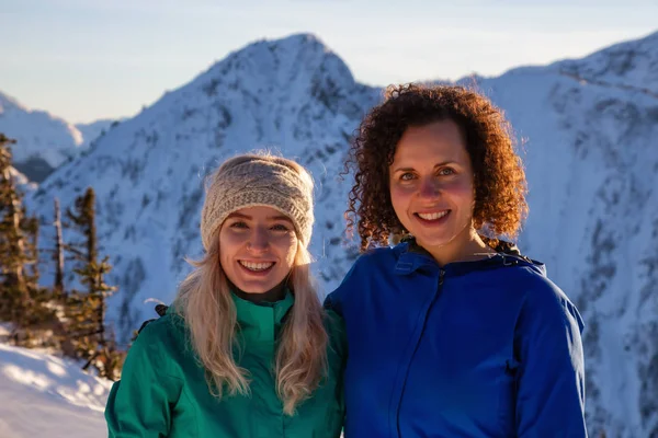 Freunde Des Paares Amüsieren Sich Auf Einem Berg Während Eines — Stockfoto