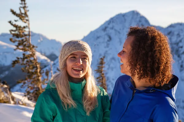 Freunde Des Paares Amüsieren Sich Auf Einem Berg Während Eines — Stockfoto