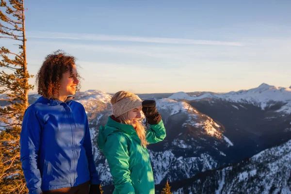 Freunde Des Paares Amüsieren Sich Auf Einem Berg Während Eines — Stockfoto