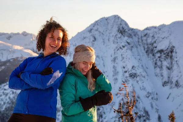 Freunde Des Paares Amüsieren Sich Auf Einem Berg Während Eines — Stockfoto