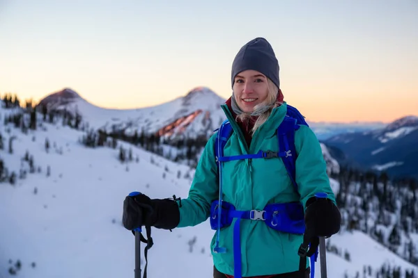 Kaukasische Mädchen Beim Schneeschuhwandern Auf Einem Berg Während Eines Lebendigen — Stockfoto