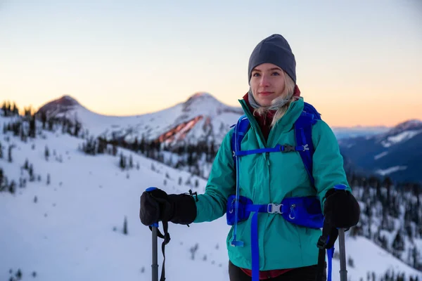 Kaukasische Mädchen Beim Schneeschuhwandern Auf Einem Berg Während Eines Lebendigen — Stockfoto