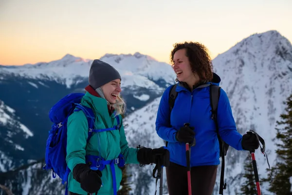 Freunde Des Paares Treffen Sich Auf Einem Berg Bei Einem — Stockfoto