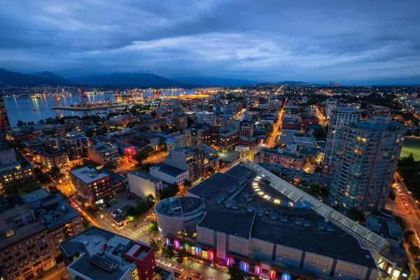 加拿大不列颠哥伦比亚省温哥华市中心 2018年6月22日 阴天过后夜间现代城市的鸟图 — 图库照片