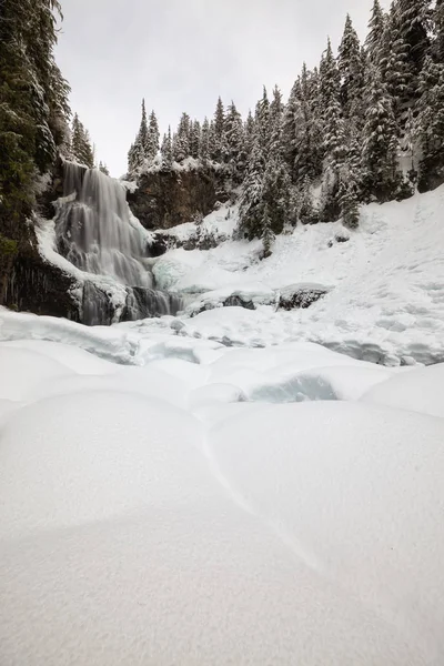 Bela Paisagem Inverno Canadense Cachoeira Durante Dia Nevado Branco Tomado — Fotografia de Stock
