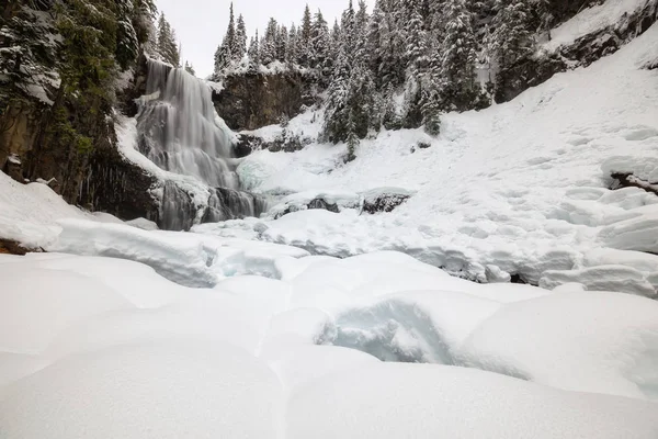 Bela Paisagem Inverno Canadense Cachoeira Durante Dia Nevado Branco Tomado — Fotografia de Stock