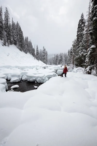 Loira Caucasiana Menina Está Desfrutando Bela Paisagem Inverno Canadense Durante — Fotografia de Stock