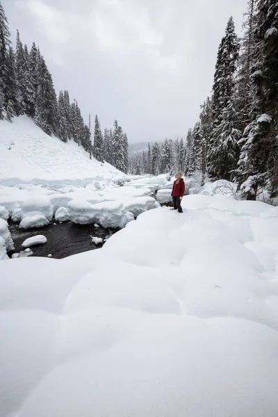 Loira Caucasiana Menina Está Desfrutando Bela Paisagem Inverno Canadense Durante — Fotografia de Stock