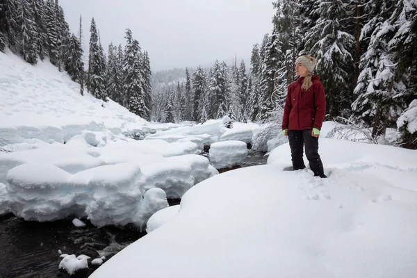 Chica Rubia Caucásica Está Disfrutando Del Hermoso Paisaje Invierno Canadiense — Foto de Stock