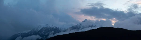 Çarpıcı Dramatik Kanada Manzara Panoramik Dağ Zirveleri Bulutlu Bir Gün — Stok fotoğraf