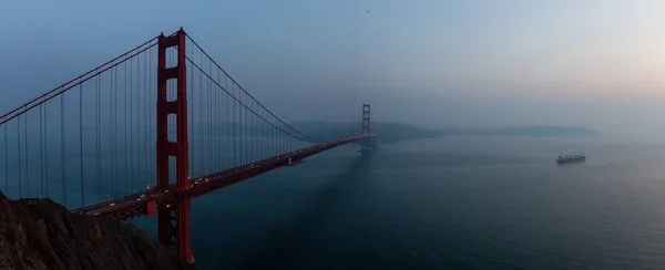 Piękny Panoramiczny Widok Most Golden Gate Podczas Mglisty Zachód Słońca — Zdjęcie stockowe