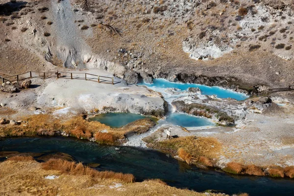 Widok Naturalnych Gorących Źródeł Hot Creek Geologiczne Znajdujące Się Pobliżu — Zdjęcie stockowe