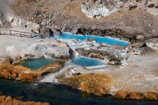 在热溪地质遗址的天然温泉景观 位于美国加利福尼亚州猛兽湖附近 — 图库照片