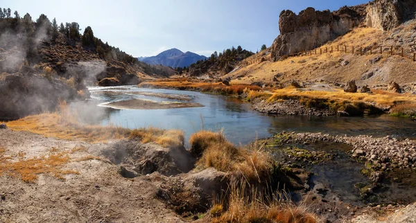 在热溪地质遗址的天然温泉景观 位于美国加利福尼亚州猛兽湖附近 — 图库照片
