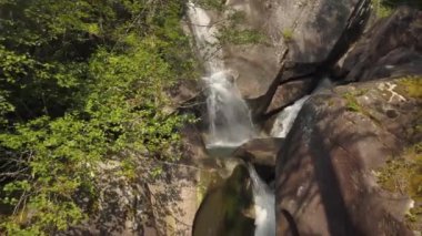 Kanada dağ manzarası uzak bir kanyonda bir şelale güzel hava görünümünü. Monmouth kanyonda, Squamish, British Columbia, Kanada alınan.