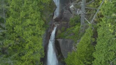 Kanada dağ manzarası uzak bir kanyonda bir şelale güzel hava görünümünü. Monmouth kanyonda, Squamish, British Columbia, Kanada alınan.
