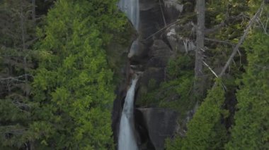 Kanada dağ manzarası uzak bir kanyonda bir şelale güzel hava görünümünü. Monmouth kanyonda, Squamish, British Columbia, Kanada alınan.