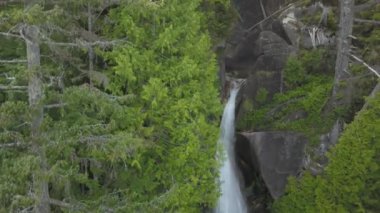 Kanada dağ manzarası uzak bir kanyonda bir şelale güzel hava görünümünü. Monmouth kanyonda, Squamish, British Columbia, Kanada alınan.