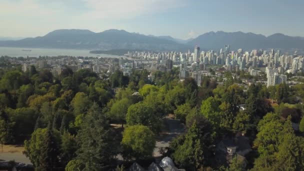 日当たりの良い夏の日の間に近代的な都市の空撮 バンクーバー カナダでの撮影 — ストック動画
