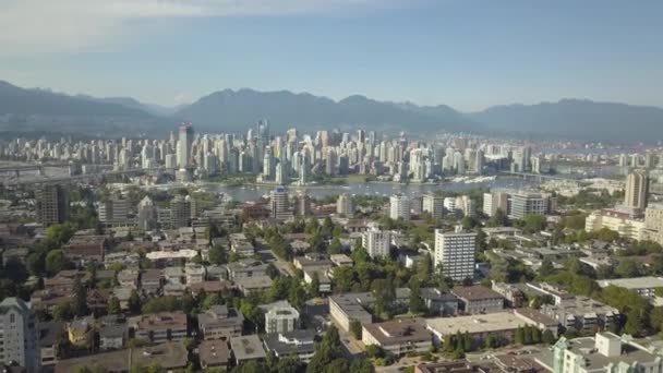 Luchtfoto Van Een Moderne Stad Tijdens Een Zonnige Zomerdag Genomen — Stockvideo